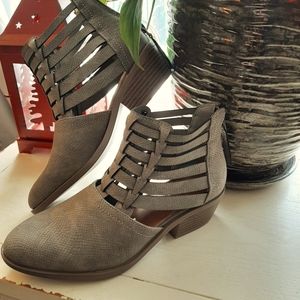 Maurices Strappy shoes with sturdy heel size 7